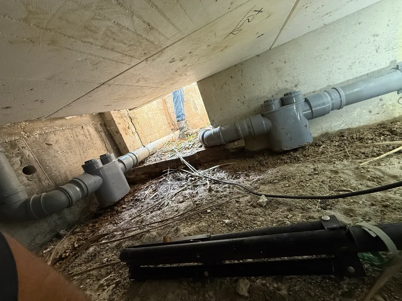 Les deux siphons disconnecteurs installés sur les canalisations d’eaux usées dans le vide sanitaire à Opio
