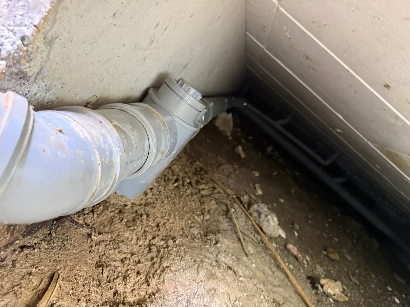 Raccordement du siphon disconnecteur à la canalisation longeant le mur du vide sanitaire à Opio