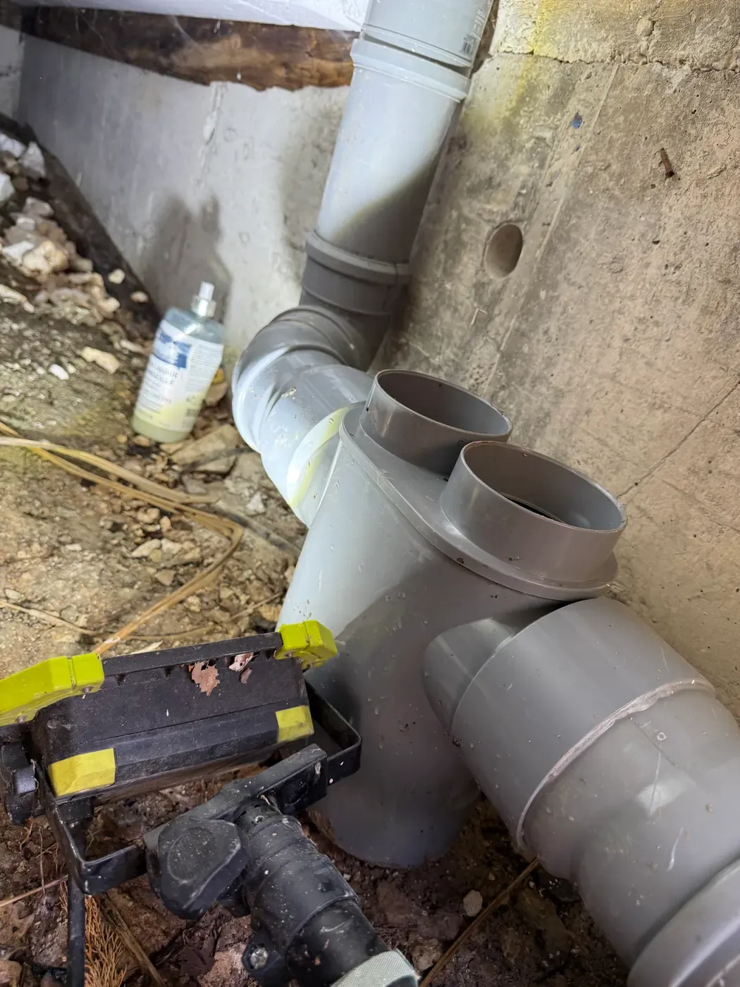 Siphon disconnecteur en cours d’installation, bouchons retirés et outillage à proximité, à Opio