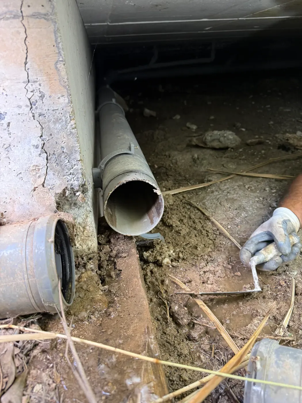 Canalisation d’eaux usées ouverte avant la pose du siphon disconnecteur dans le vide sanitaire à Opio
