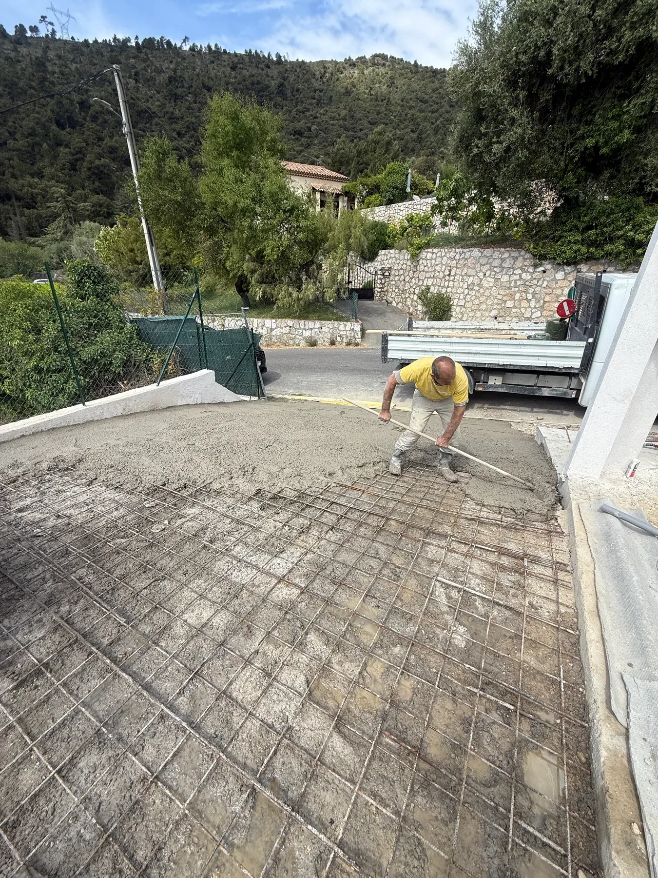 Coulage et réglage du béton d'une rampe d'accès pour véhicules à Falicon