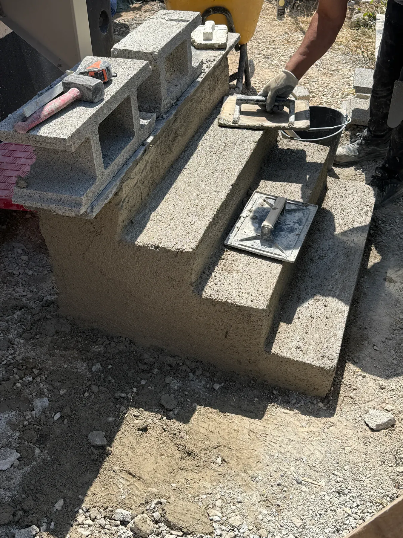 Construction d'un escalier en béton devant un poste électrique à La Roquette-sur-Siagne