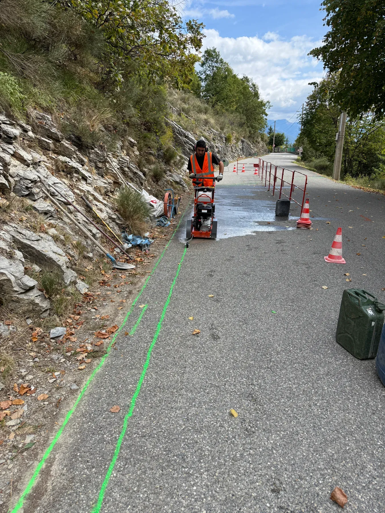 Découpe de la chaussée suivant le marquage d'une tranchée pour la fibre à Venanson
