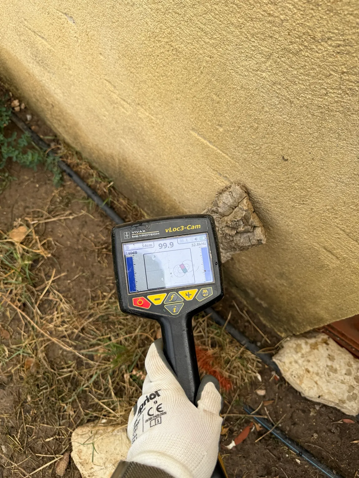 Détecteur utilisé près d’un mur pour repérer une canalisation enterrée à Biot