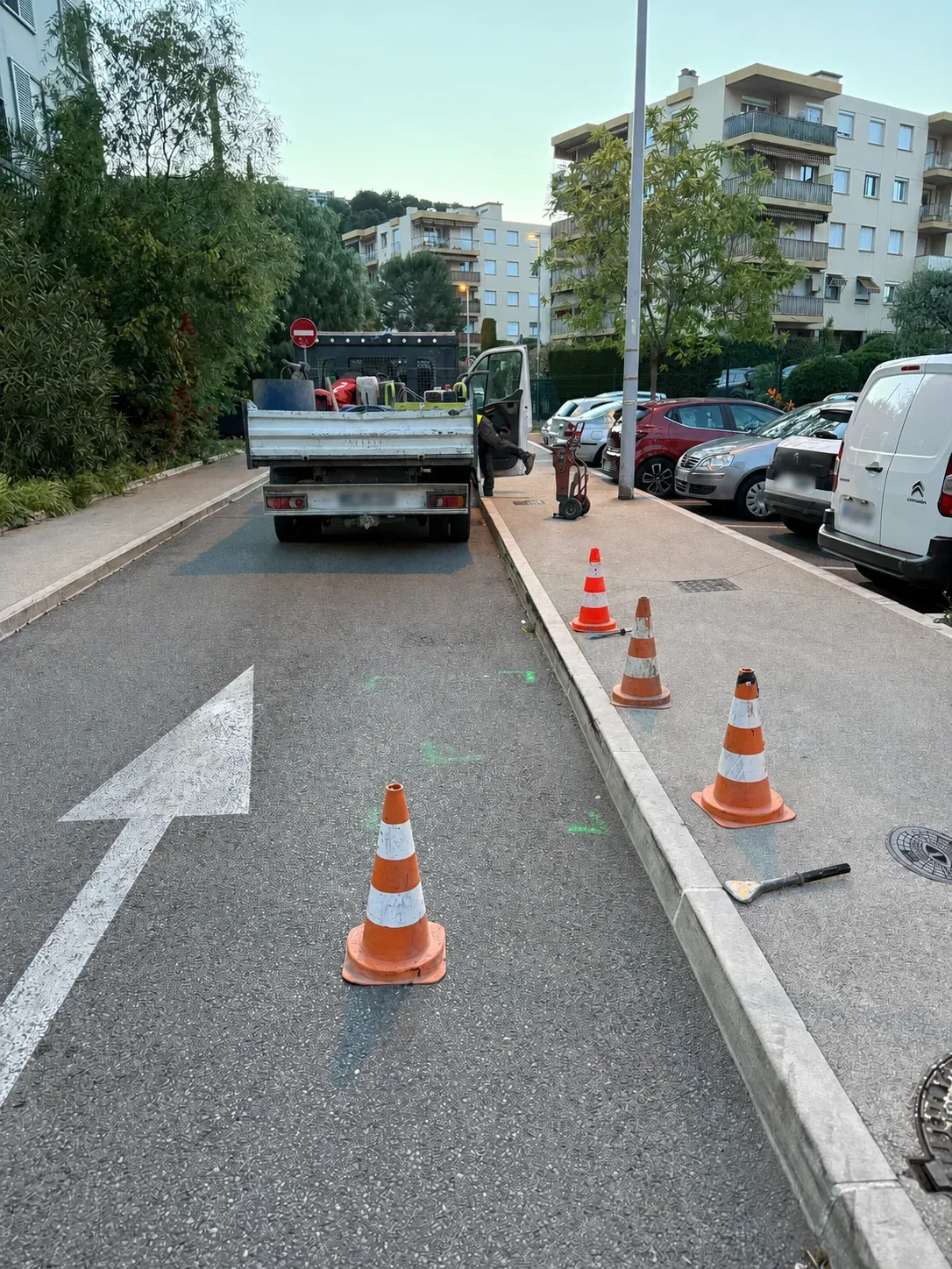 Chaussée sans chambre télécom visible avant les travaux, avec uniquement son emplacement marqué en vert