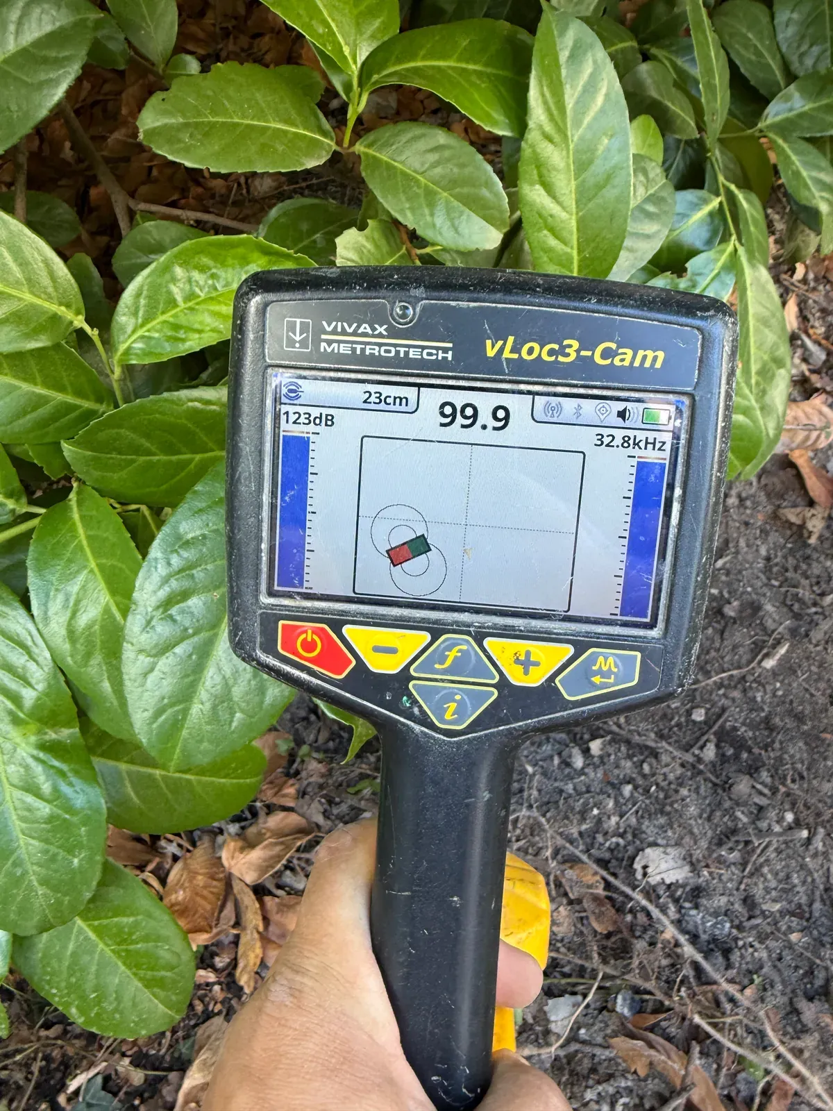 Appareil de détection utilisé pour localiser le réseau télécom dans un jardin à Mougins