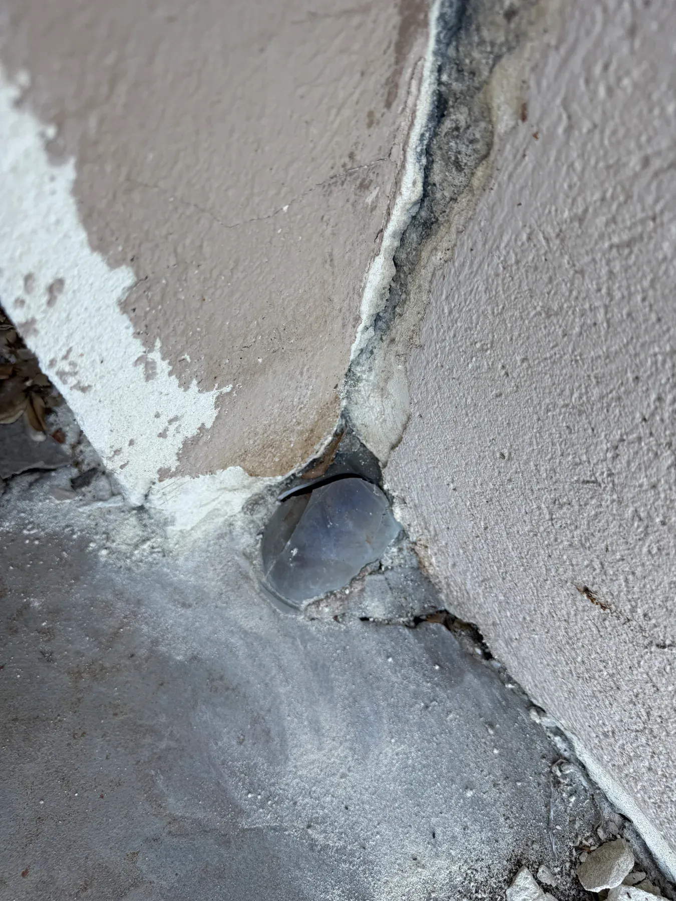 Sortie d'évacuation d'eaux pluviales endommagée au pied d'un mur à Aspremont