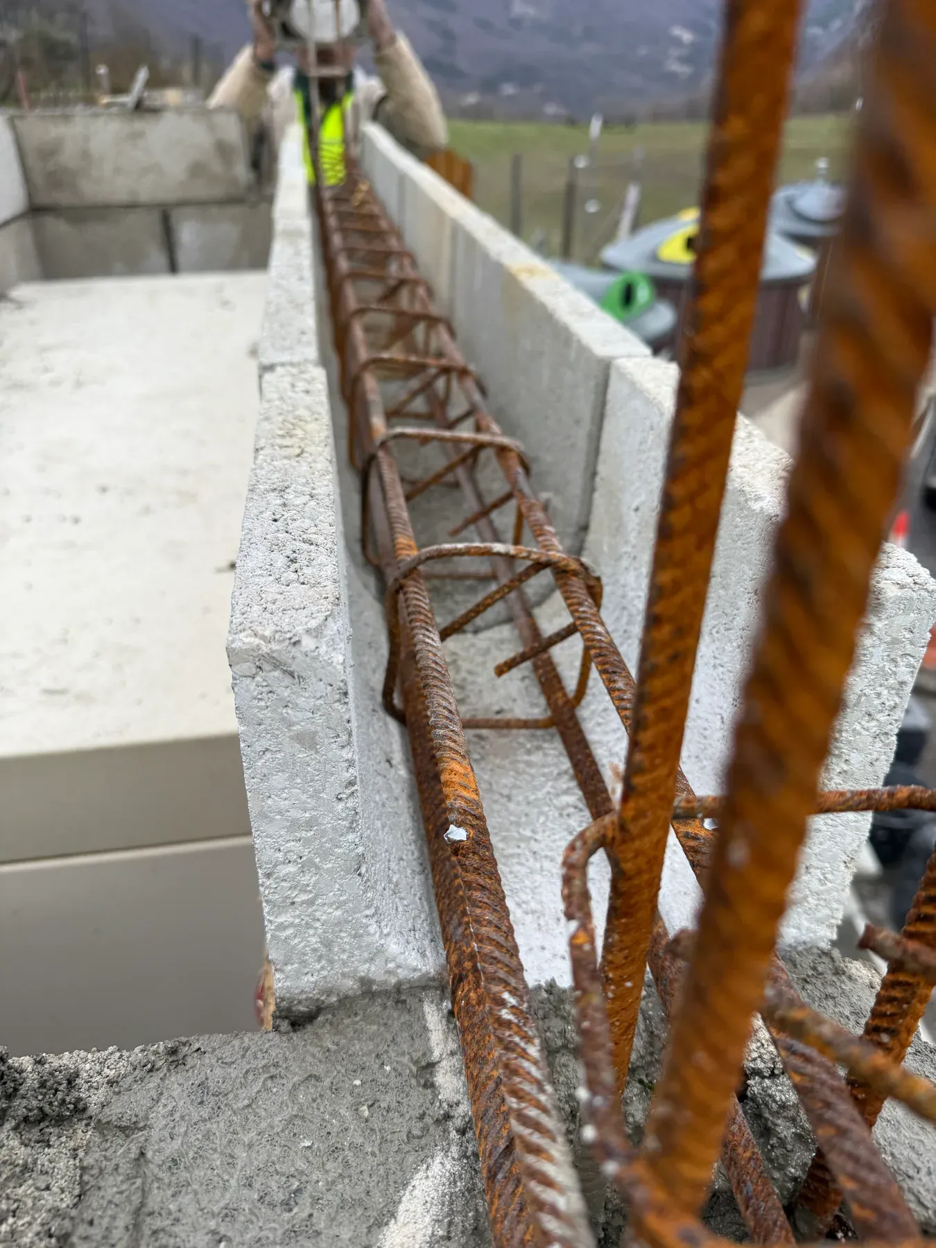 Ferraillage du chaînage de l'habillage maçonné à Cipières