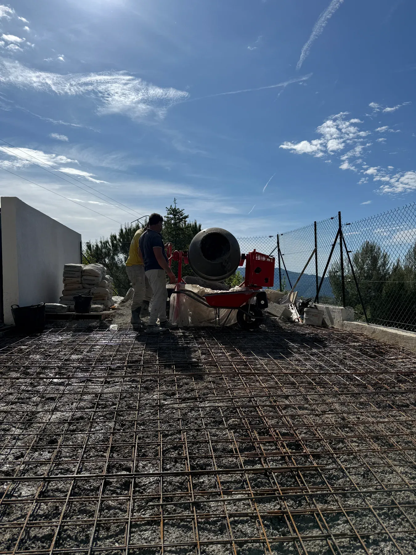 Double treillis soudé préparé pour une rampe d'accès en béton à Falicon