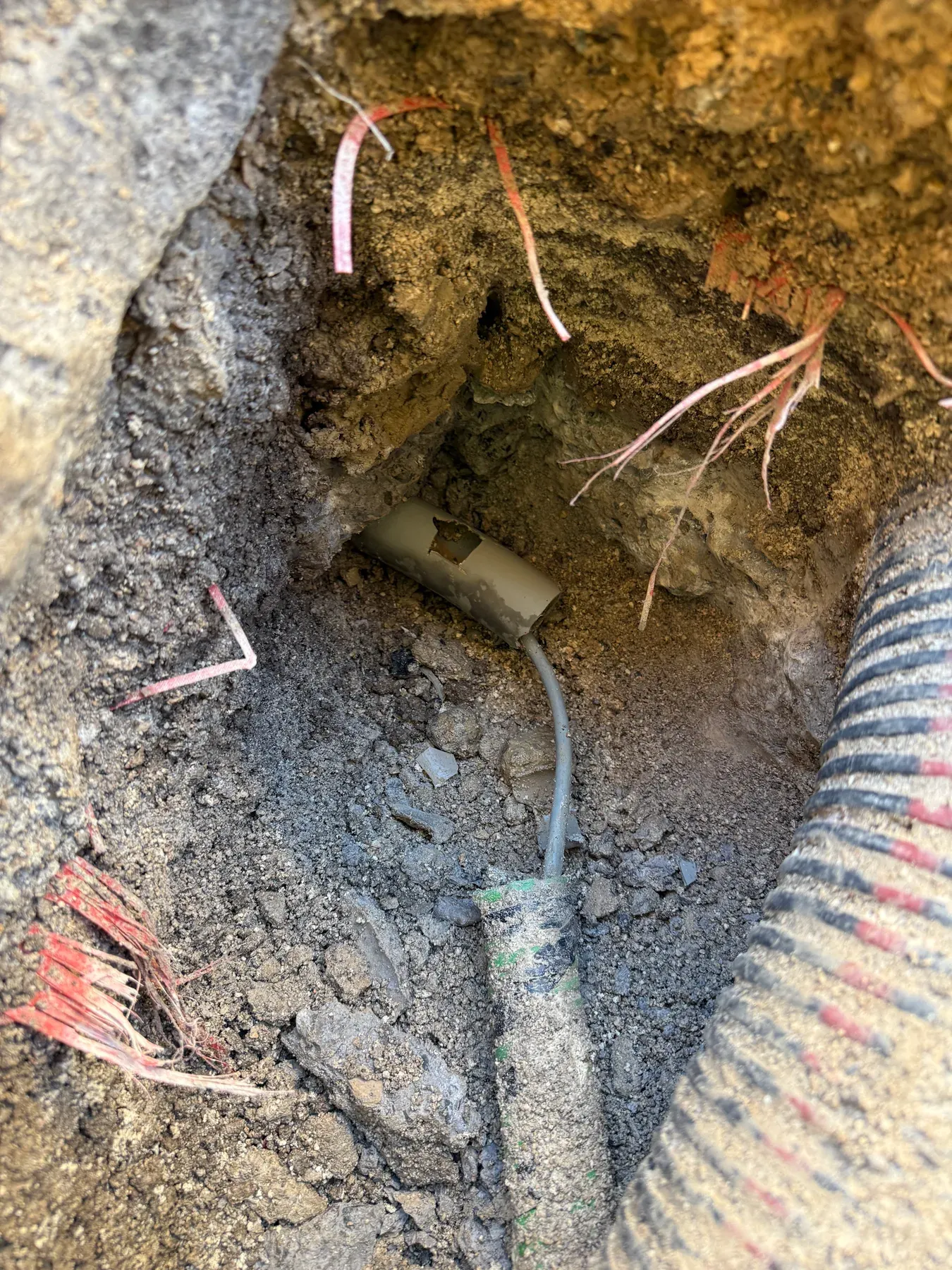 Fourreau télécom endommagé découvert après ouverture du trottoir à Nice