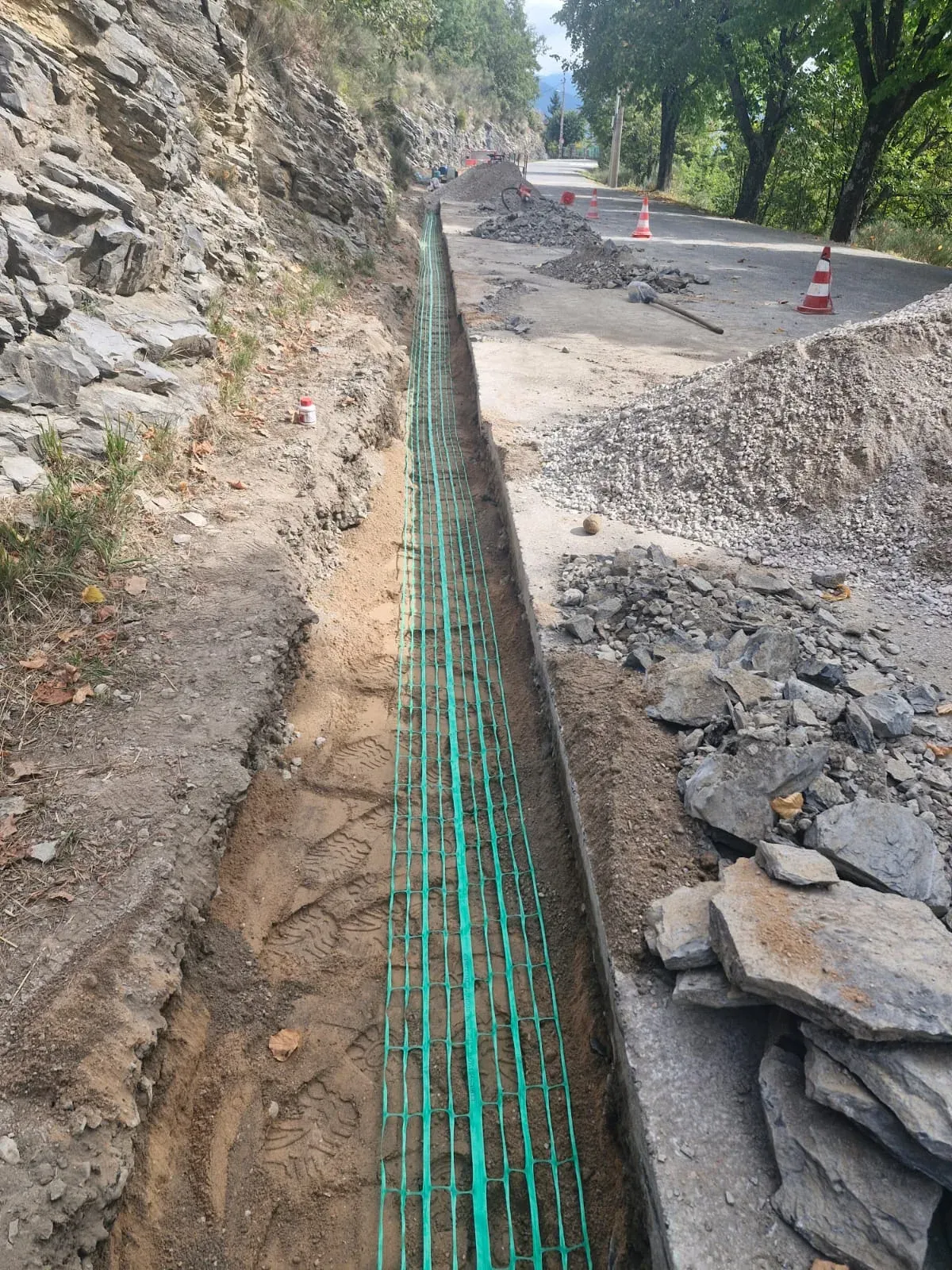 Grillage avertisseur vert posé dans une tranchée de raccordement fibre à Venanson