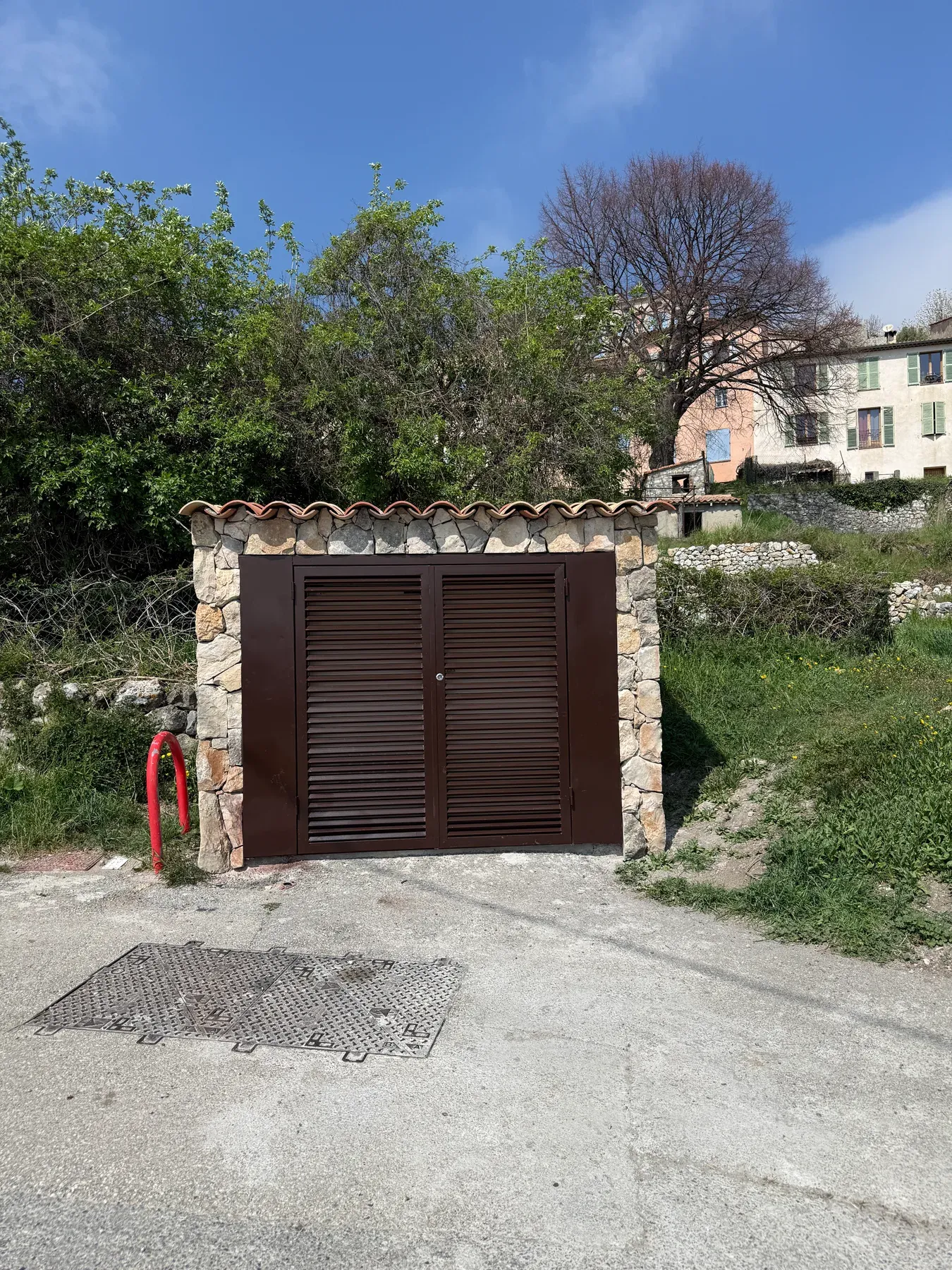 Habillage maçonné en pierre terminé autour d'une armoire électrique à Cipières