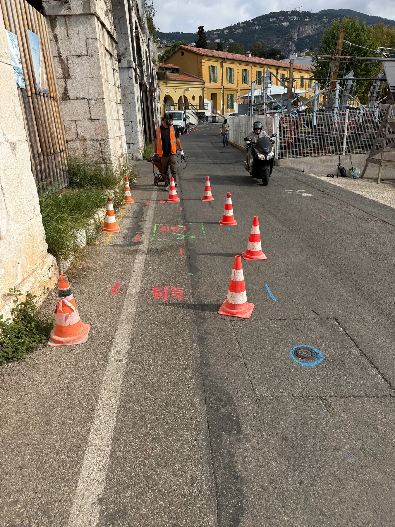 Marquage-piquetage multicolore des réseaux avant une ouverture de fouille à Villefranche-sur-Mer