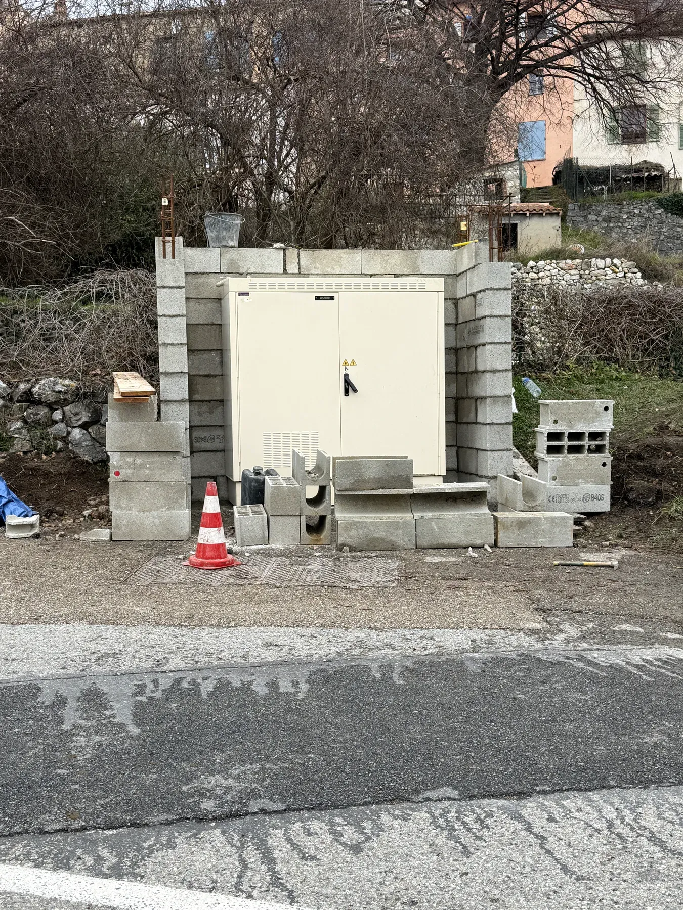 Montage des agglos autour d'une armoire électrique à Cipières