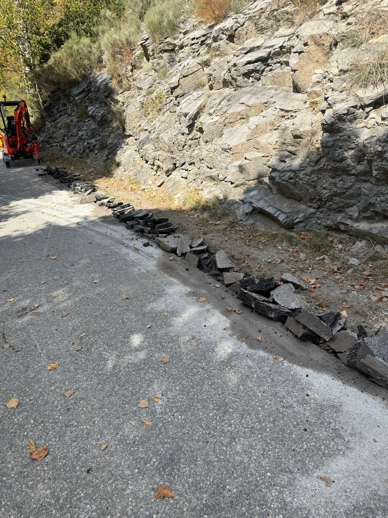 Ouverture de l'enrobé en bordure de route pour créer une tranchée fibre à Venanson