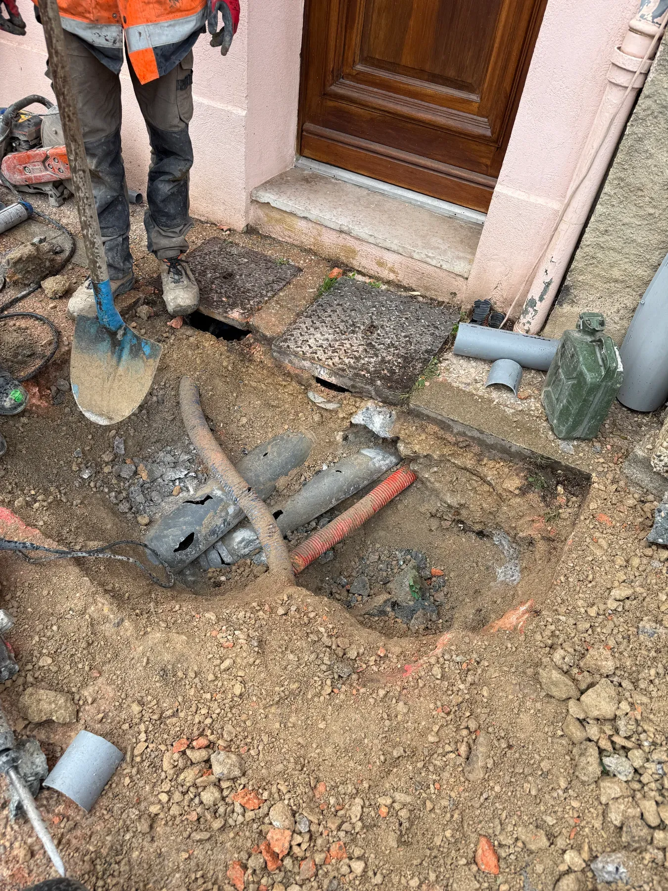 Ouverture d'une fouille pour accéder à une canalisation d'eaux usées au Bar-sur-Loup