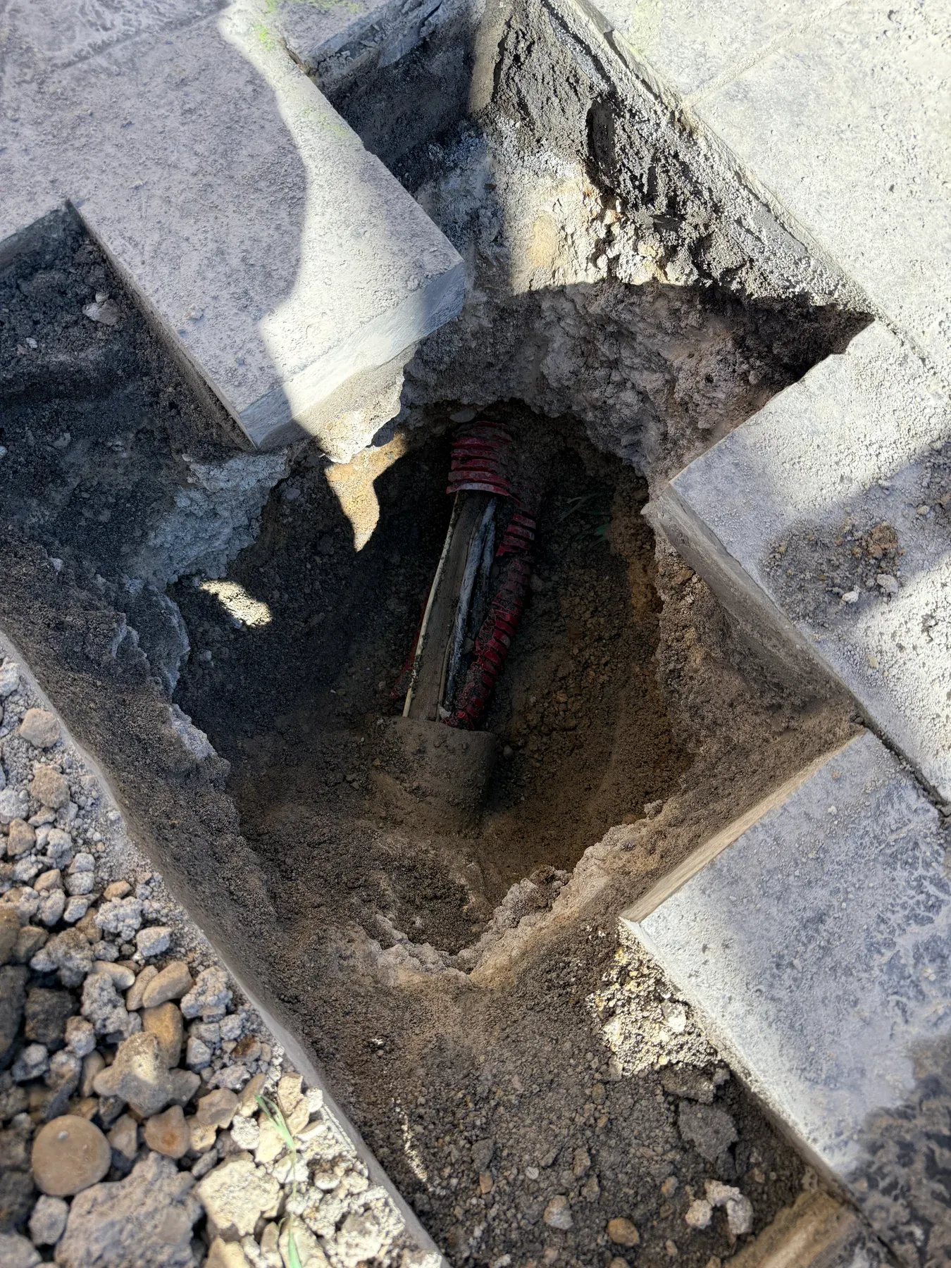 Ouverture ciblée autour de gaines électriques enterrées à Nice