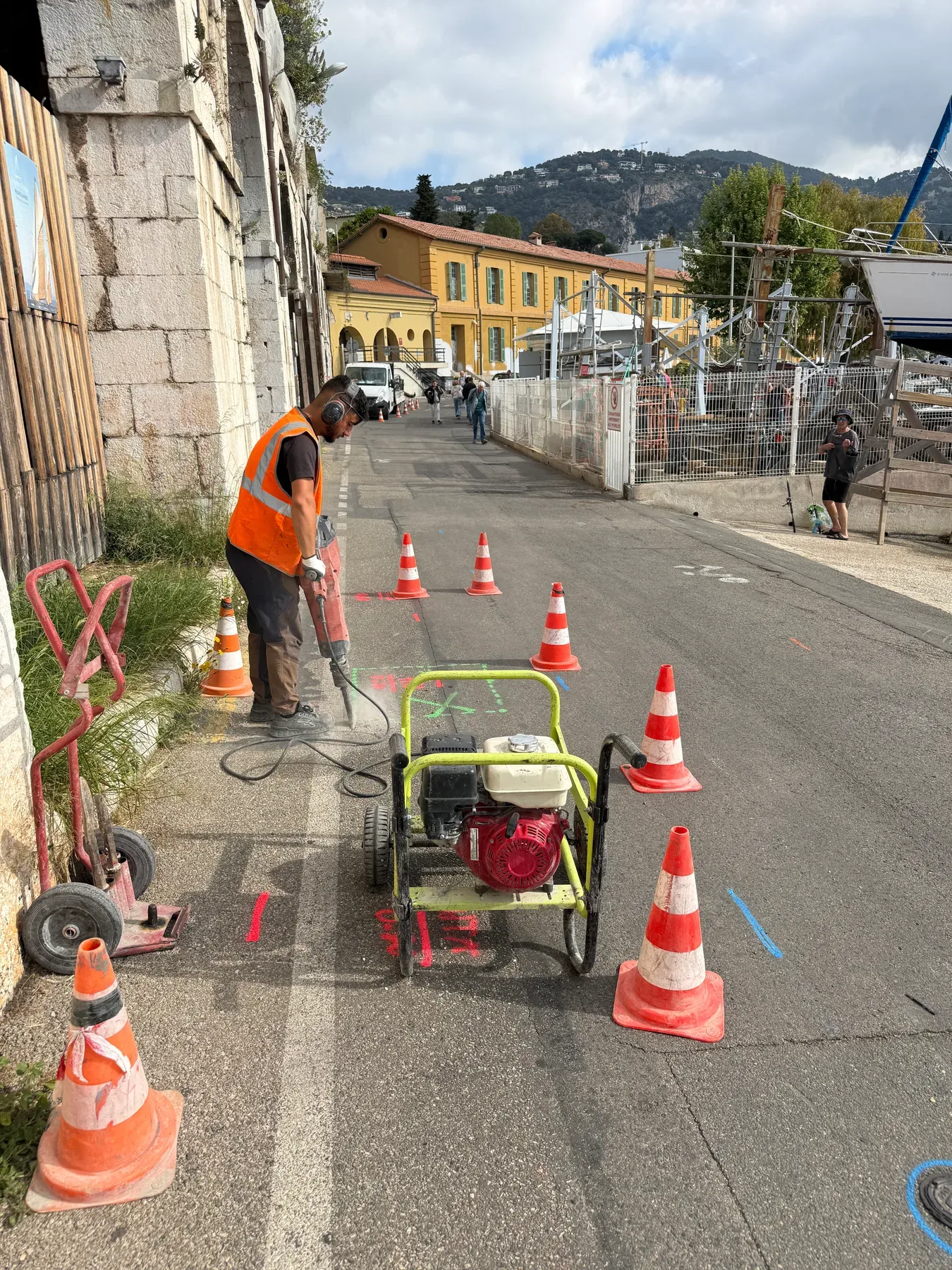 Ouverture ciblée d'une fouille après marquage des réseaux pour réparer une canalisation télécom à Villefranche-sur-Mer