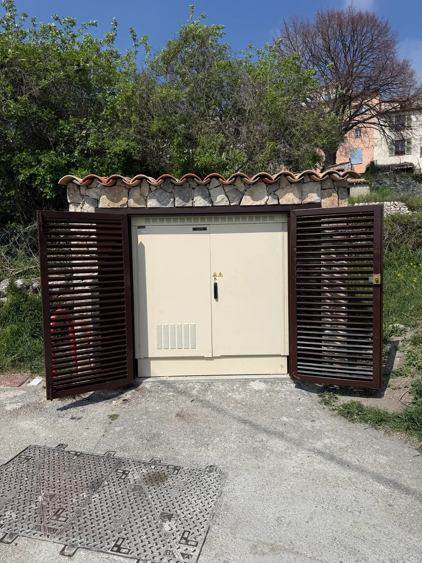 Armoire électrique accessible derrière des portes métalliques ventilées à Cipières