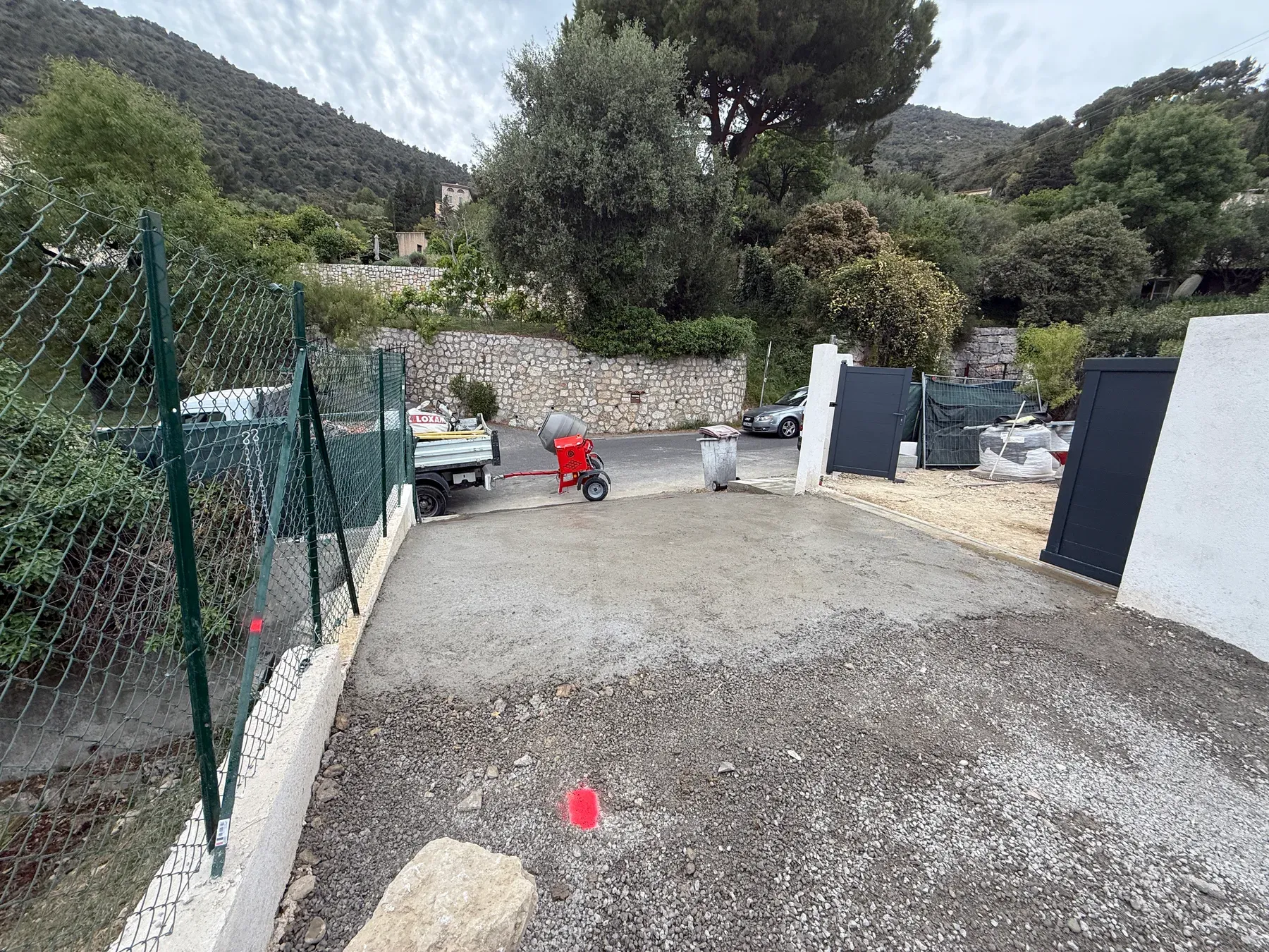 Rampe d'accès en béton réalisée pour l'entrée des véhicules dans une propriété à Falicon