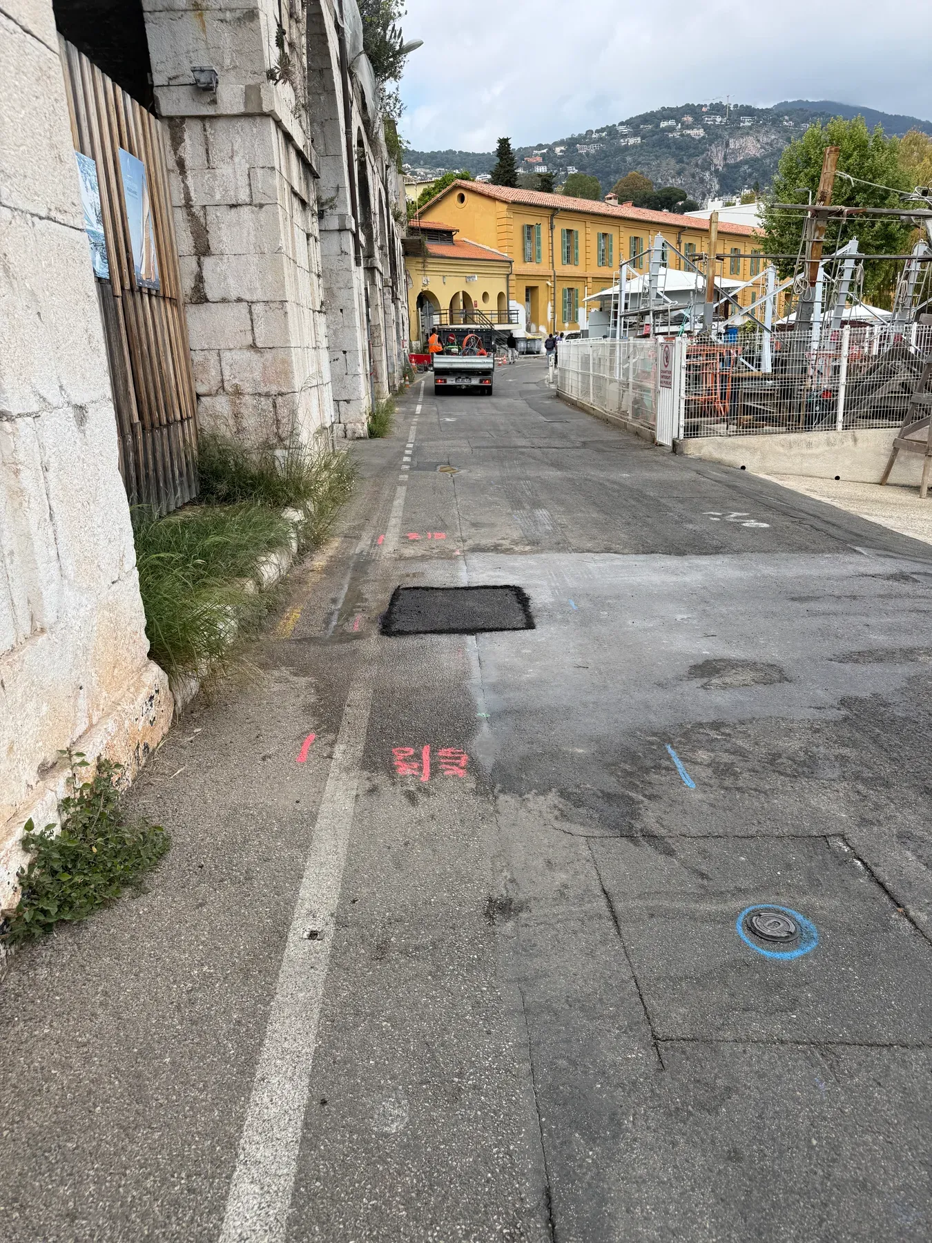 Chaussée remise en état après la réparation d'une canalisation télécom à Villefranche-sur-Mer