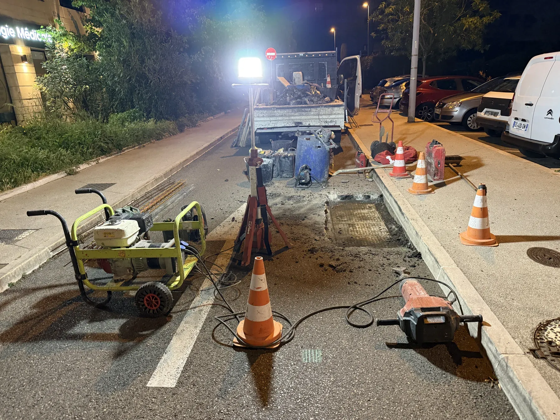 Détection et rehausse de nuit d'une chambre télécom recouverte par l'enrobé à Saint-Laurent-du-Var