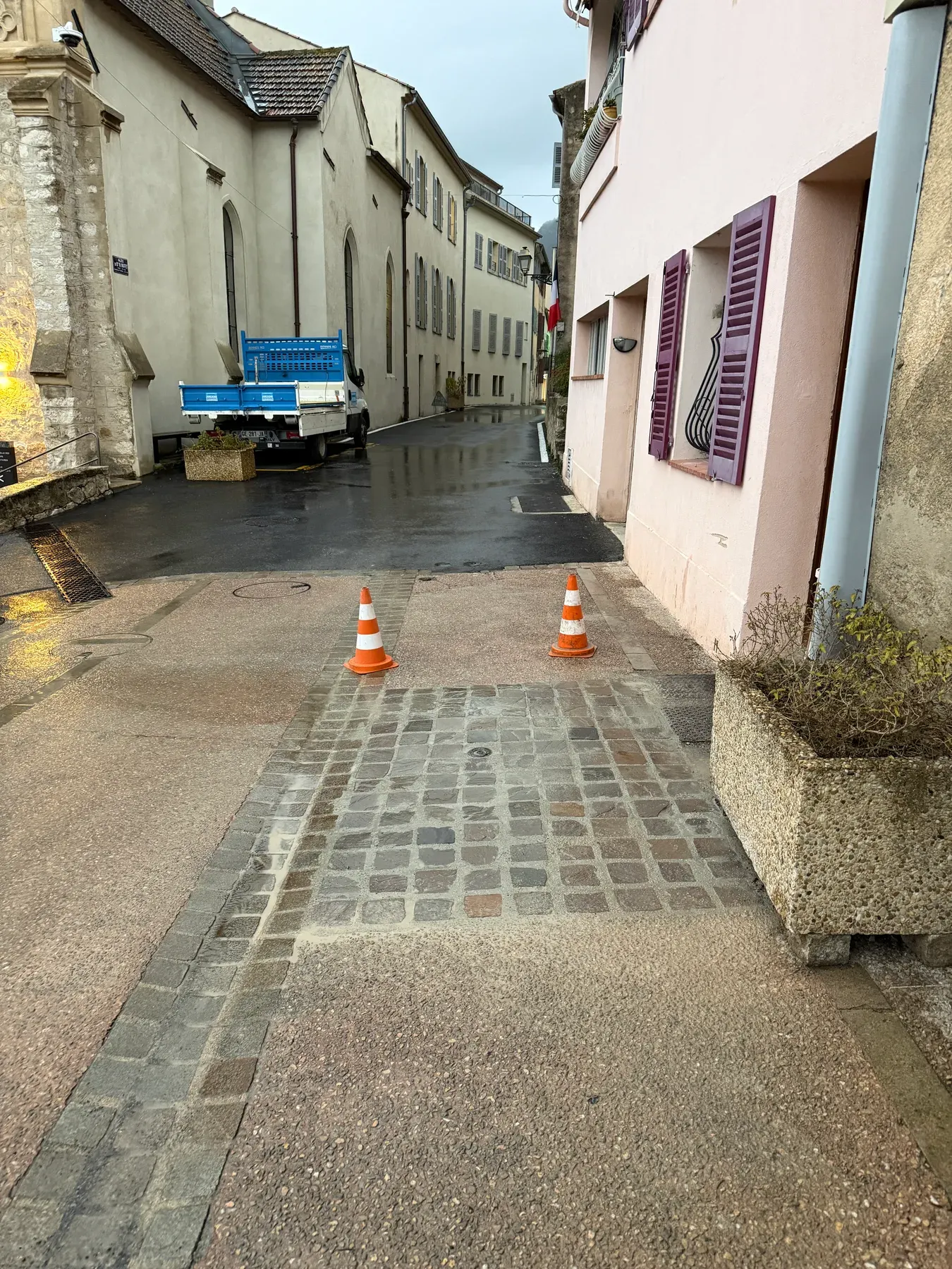Pavage remis en état après la réparation d'une canalisation d'eaux usées au Bar-sur-Loup