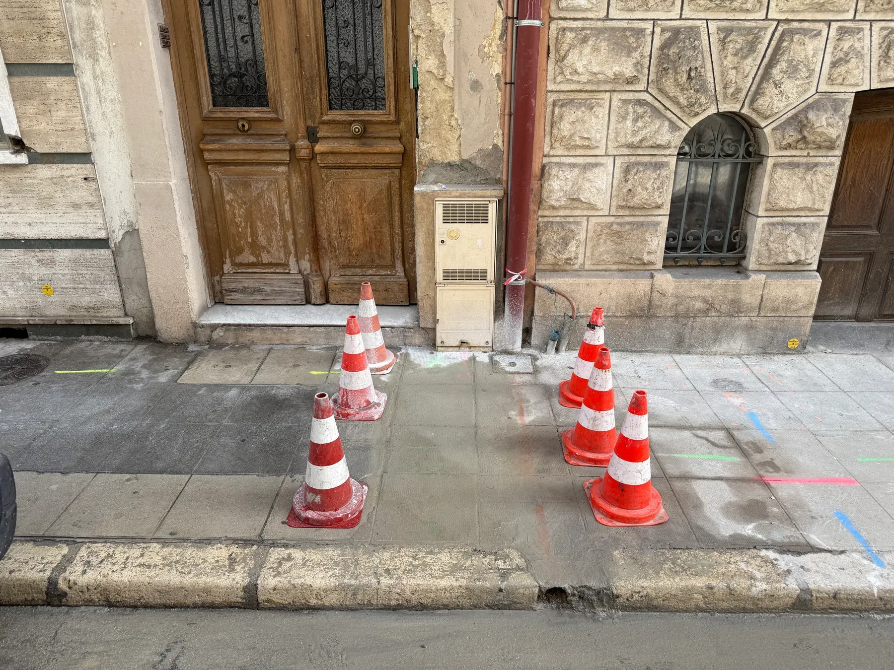 Trottoir remis en état après réparation d'un fourreau télécom à Nice
