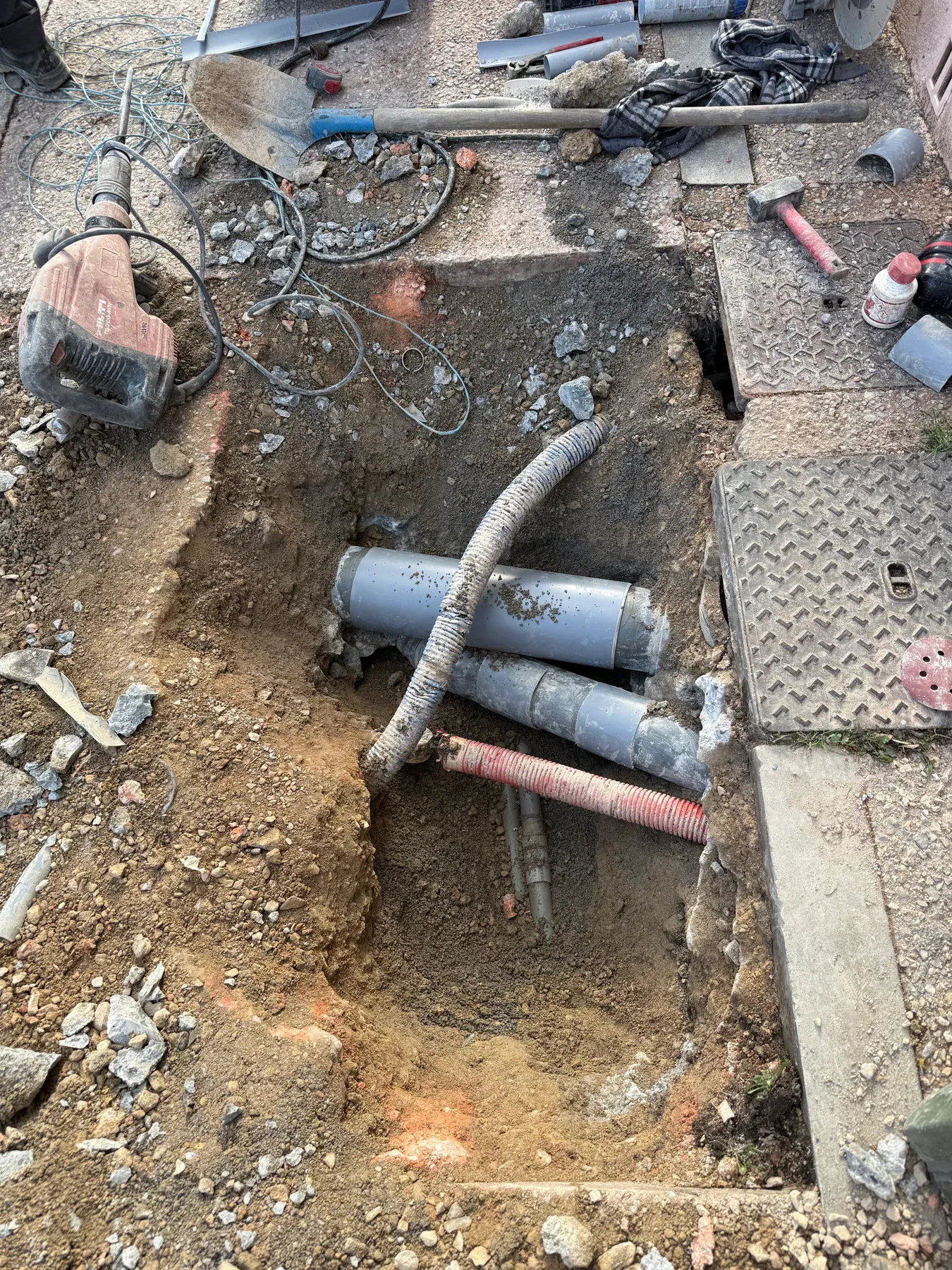 Canalisation d'eaux usées remplacée dans une fouille au Bar-sur-Loup