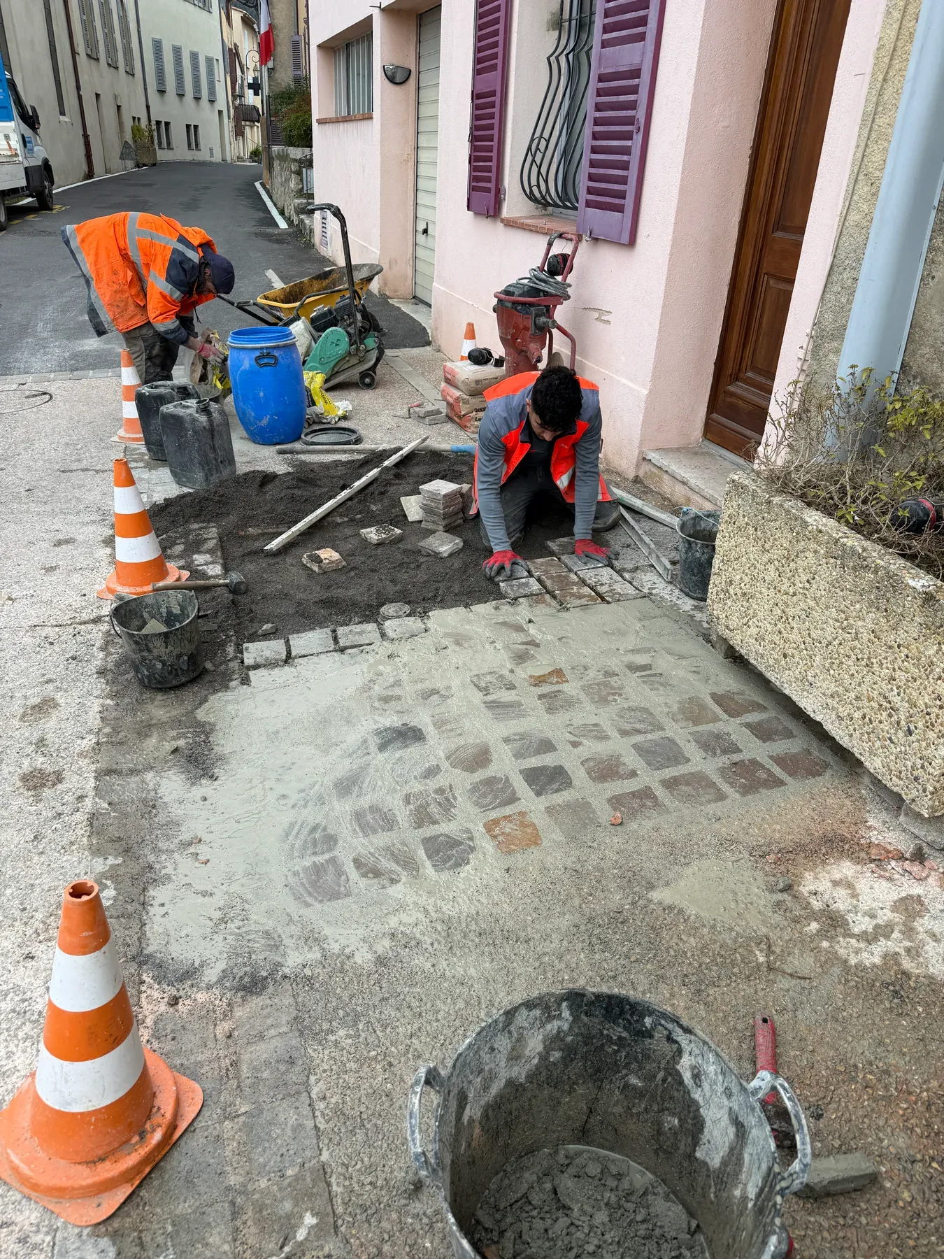 Repose des pavés après réparation de la canalisation au Bar-sur-Loup