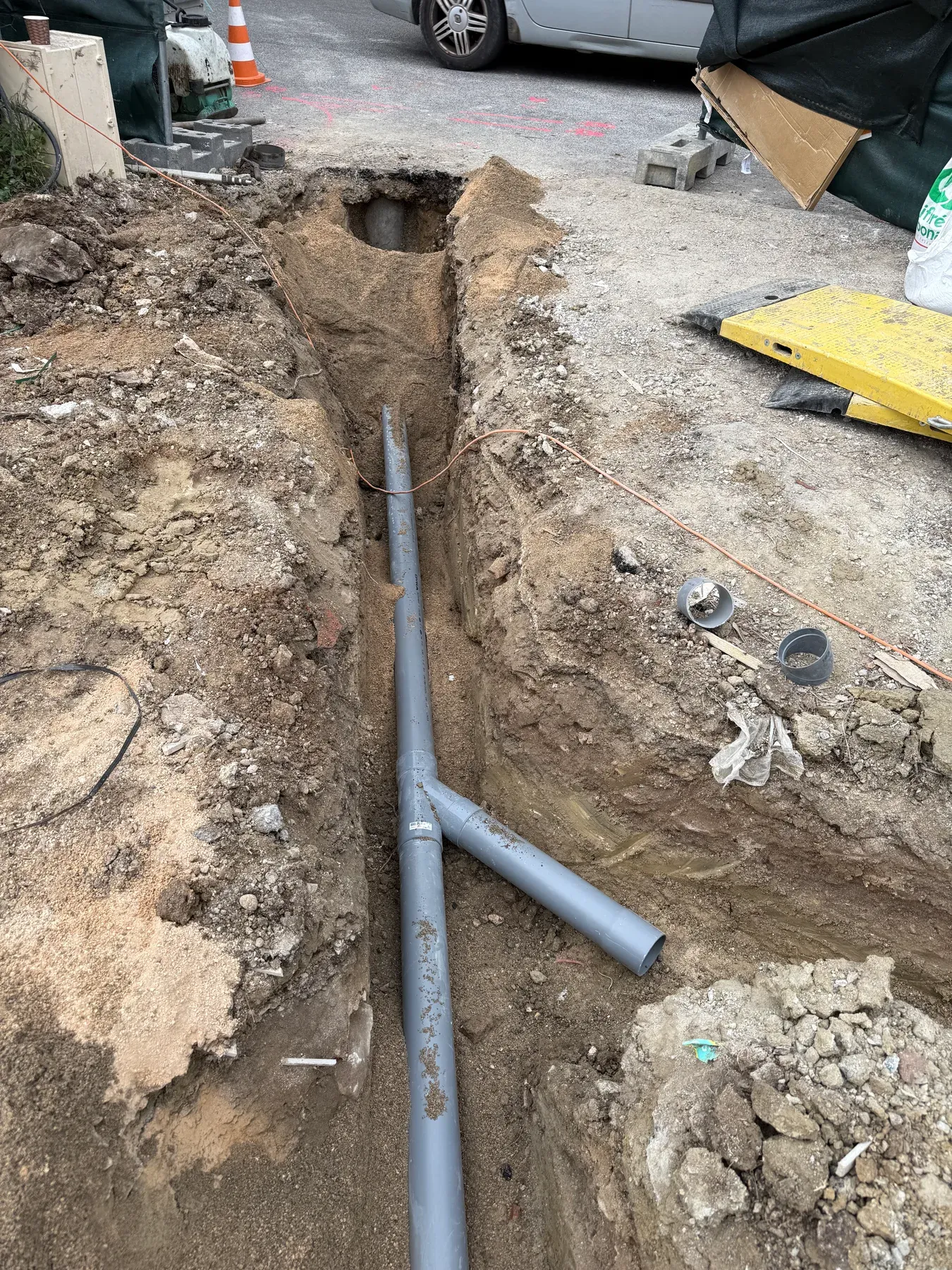 Réseau PVC d'eaux usées posé avec branchement en fond de fouille à Antibes