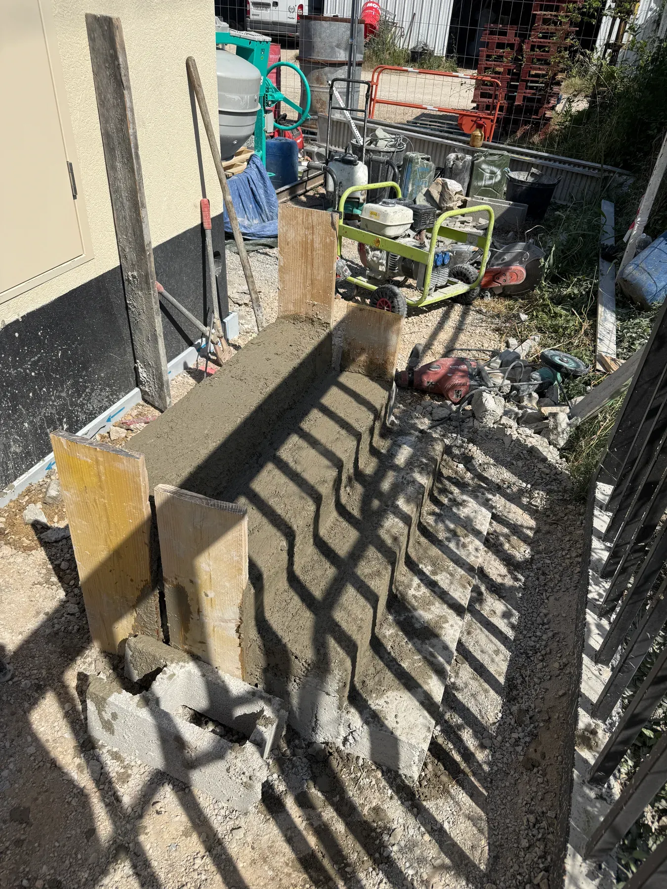 Structure en béton d'un escalier en construction pour un poste électrique