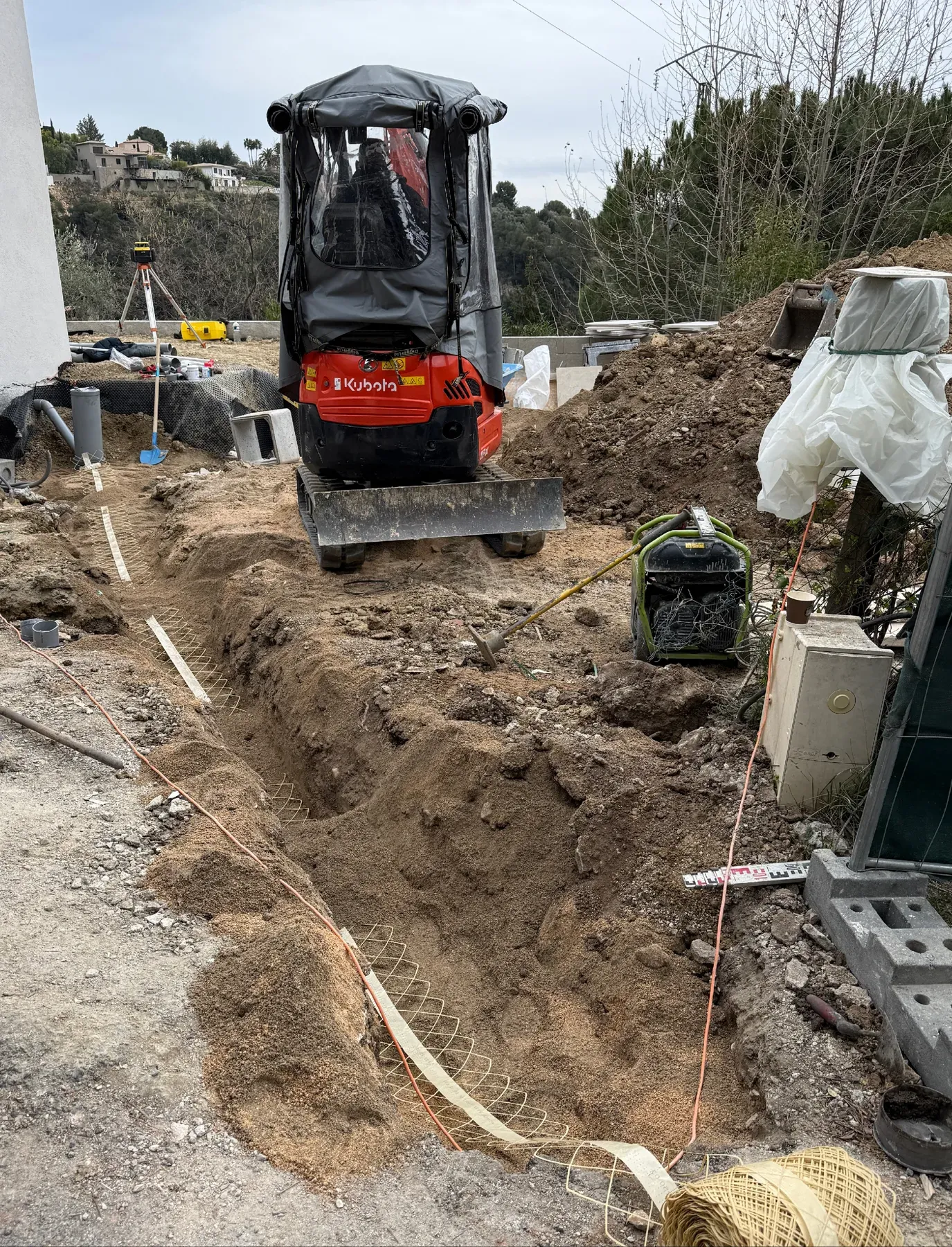 Terrassement de la tranchée pour le raccordement au tout-à-l'égout à Antibes