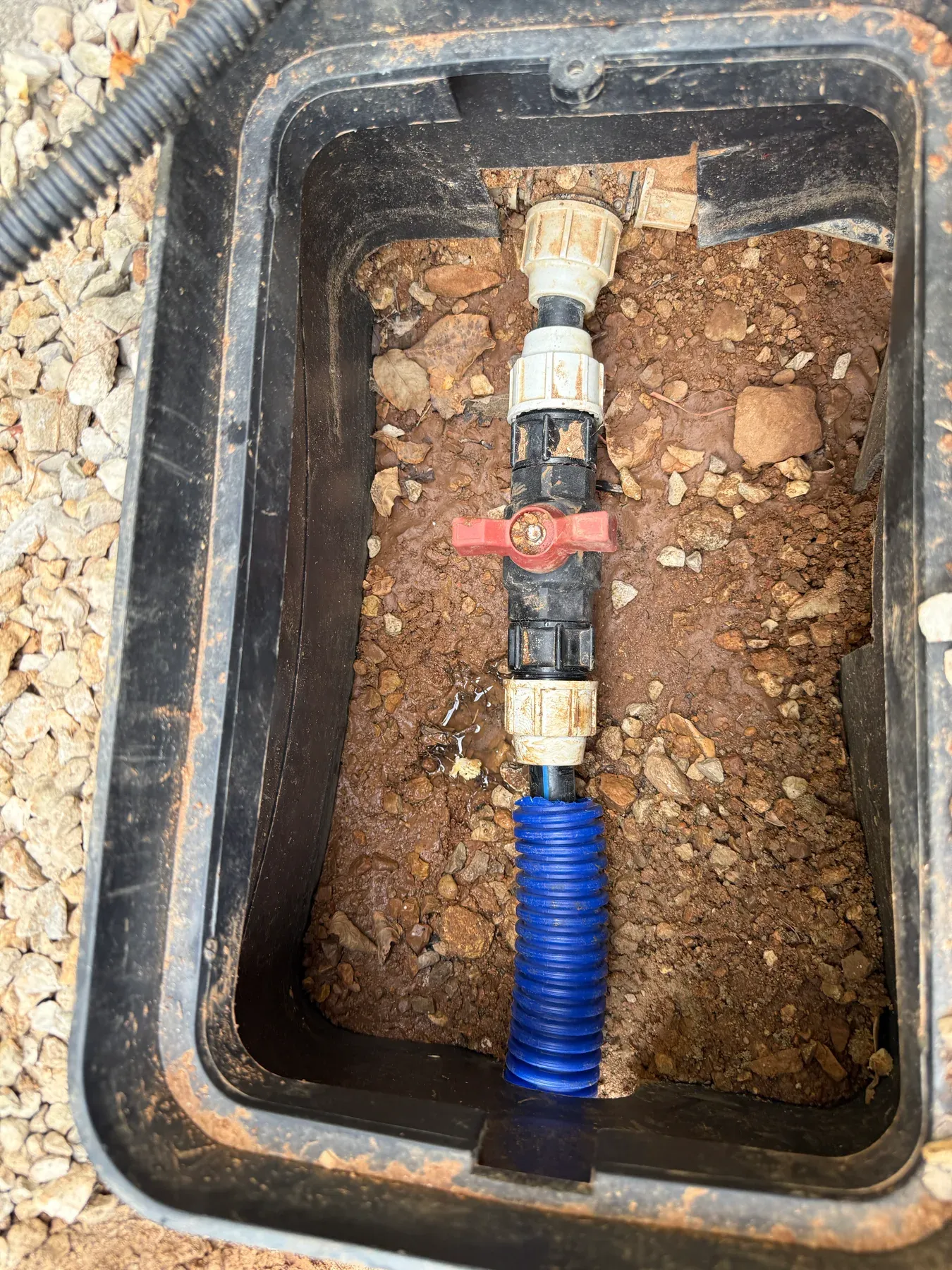 Vanne d'arrêt accessible dans un regard sur une canalisation d'eau remplacée à Biot